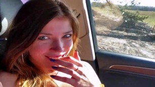 Cute Girl Hitchhiker enige om a gi en blowjob for penger