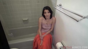 FilthyPov - Riley Jean - Peguei minha irmã se masturbando na banheira.